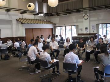 部会毎に話し合う教師の様子