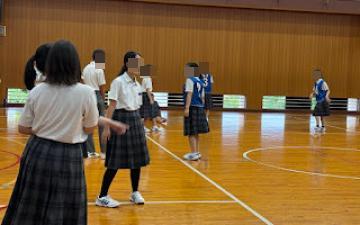 体育館で生徒が王様じゃんけんというゲームを楽しんでいる別の様子