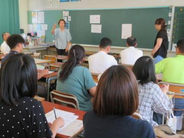 道徳業についての取り組みの交流を行うようす