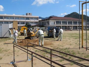 ろくぼく跡を整地するようす