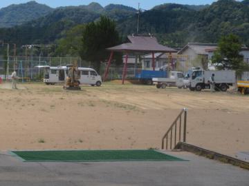 運動場まわりの草刈り作業のようす