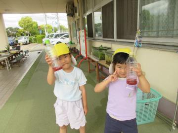 初めてつくった色水を持って撮影する様子