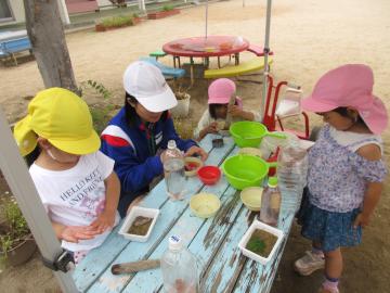 中学生と一緒に色水づくり