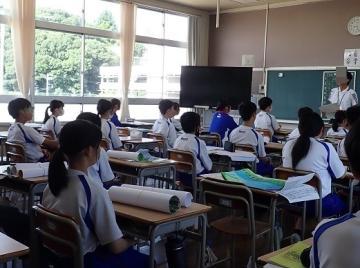 教室内で学級活動する生徒の様子