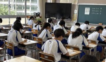 教室内でテストを受けている生徒たちの様子