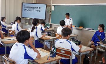 教室で弁論をしている生徒たちの様子