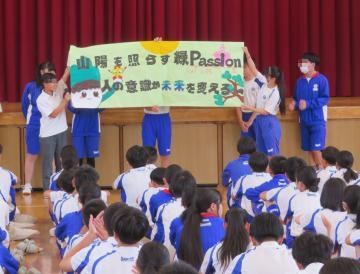 体育館で学年集会をしている生徒たちの様子