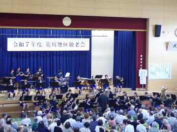 体育館で演奏をしている生徒たちの様子