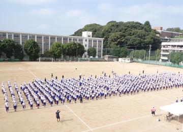 校庭で体育大会の練習をしている生徒たちの様子