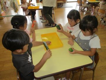 室内で七夕のお供え物を作る園児の様子