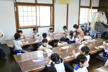 室内で製作する子供の様子