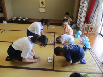和室でお茶会に参加する園児たちの様子
