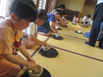 和室でお茶をたてる園児たちの様子
