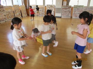 遊戯室で昔遊びをする園児たちの様子