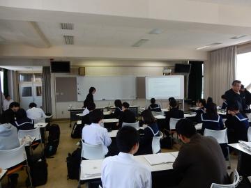 探究科学コース令和七年度集中講義におけるインタビューの講義の写真