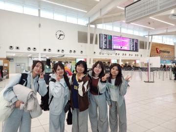 帰国前のアデレード空港での本校女子生徒