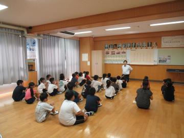 2学期の始業式を全員でむかえられたことを喜んでいる児童の後ろ姿