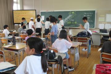 児童が夏休みの宿題を提出している様子