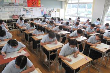 9年生が実力考査に取り組む様子