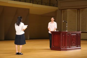 代表生徒がASE新教師に歓迎の挨拶をする