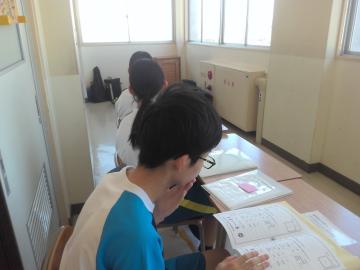 選挙管理委員が仕事をしている様子