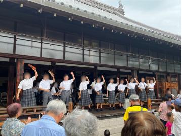 お夏清十郎まつりでの吹奏楽部の演奏に踊りも