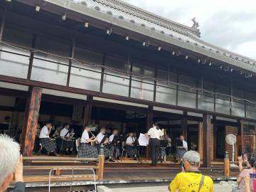 お夏清十郎まつりでの吹奏楽部の演奏
