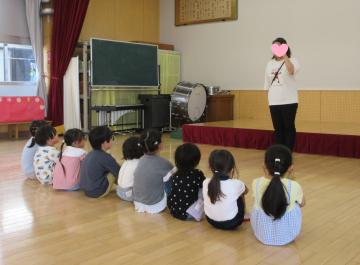 始業式で話を聞いている写真