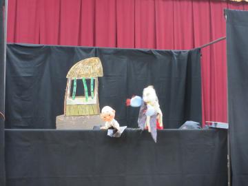 遊戯室でさんまいのおふだの人形劇が上映される様子