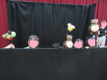 園児たちが人形劇の体験をしている様子