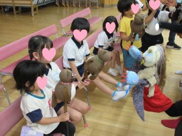 人形で遊んでいる園児たちの様子