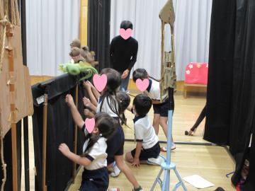 園児たちが人形を使って遊んでいる様子