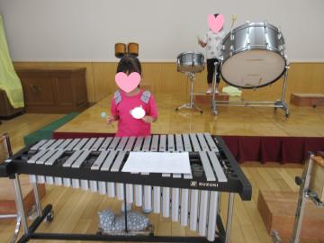 遊戯室内で園児が木琴や大太鼓などを演奏している様子