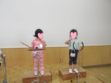 遊戯室内で園児が楽器を演奏している様子