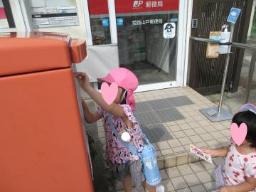 園児たちがハガキを郵便ポストに投函している様子