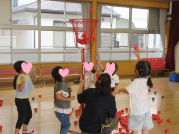 遊戯室内で園児たちが玉入れをしている様子