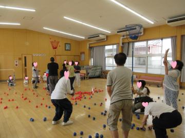 遊戯室内で祖父母が玉入れをしている様子