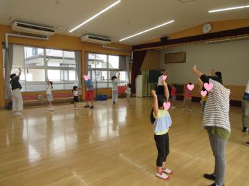 遊戯室内で参加者がダンスをしている様子