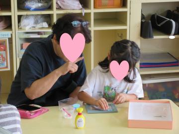 室内で参加者が製作をしている様子