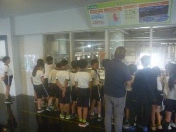 ごみ処理の様子をガラス越しに見学している子どもたちの様子。