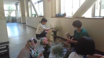 お花を活けている生徒と先生の様子