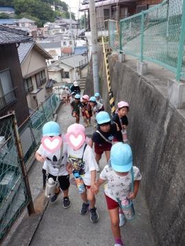郵便局まで歩いているところ