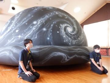 プラネタリウムの説明を受けているところ