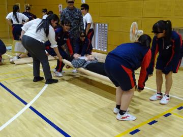 簡易の担架で運ぶ様子です