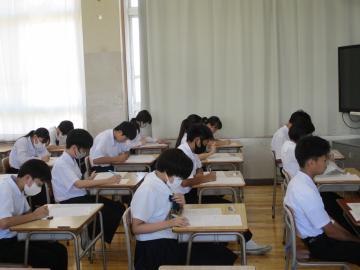 教室内で実力テストを受ける生徒たちの様子