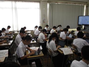 教室内で授業を受ける生徒たちの様子
