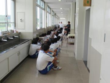 垂直避難訓練。下の階から上の階へ移動する児童の様子