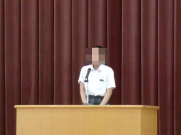 弁士が舞台上で演説しています1