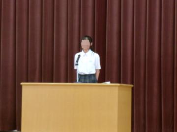 弁士が舞台上で演説しています3