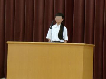 弁士が舞台上で演説しています4